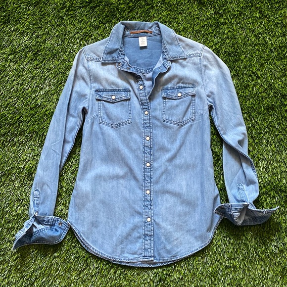 & Denim. Light Denim shirt with cute buttons. Super soft fabric. Fitted. - Picture 1 of 5